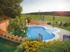 Das Ovalbecken Swim von Future Pool, hier mit seitlicher römischer Treppe und Folie in adriablau