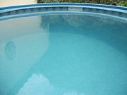 trübes, milchiges Schwimmbadwasser klaren