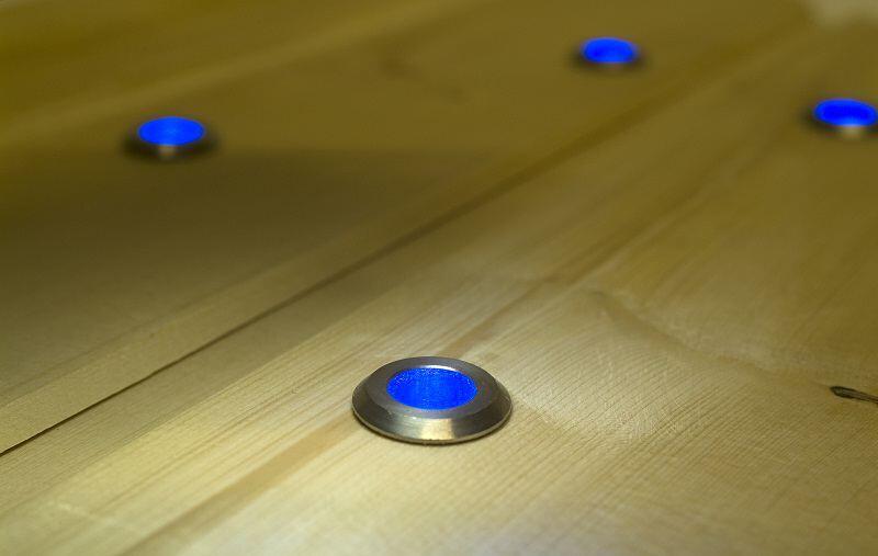 Lightspot in der Saunadecke montiert, blau