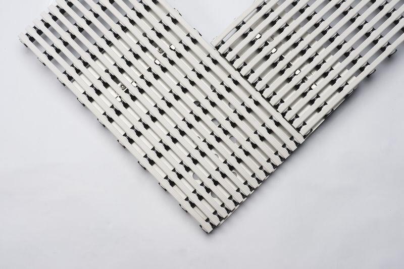 Abdeckrost auf stumpfer Ecke verlegt