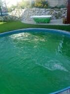 grünes, trübes Schwimmbadwasser, Algen