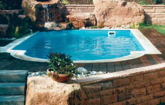 Beispiel für ein Power-S Becken mit römischer Treppe von Future Pool