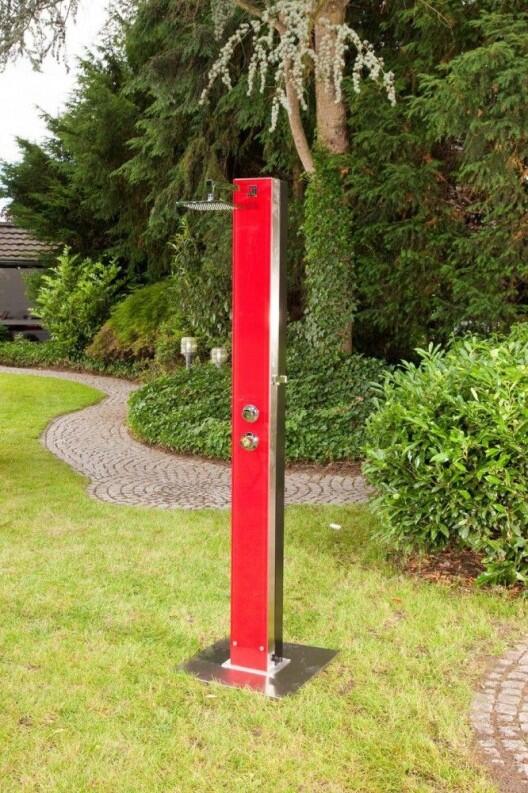 Die Solardusche Saba aus rotem Sicherheitsglas und Edelstahl