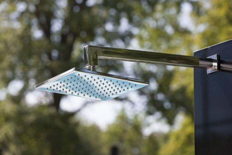 Detailansicht der Kopfdusche der Gartendusche Kuba