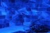 Himalaya Salzkristall-Ziegelsteinwand blau beleuchtet