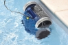Schwimmbadreiniger Zodiac Vortex 4 4WD beim reinigen der Wasserlinie